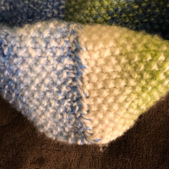 Hand crafted twist cowl knit in seed stitch - Picture 5 of 5